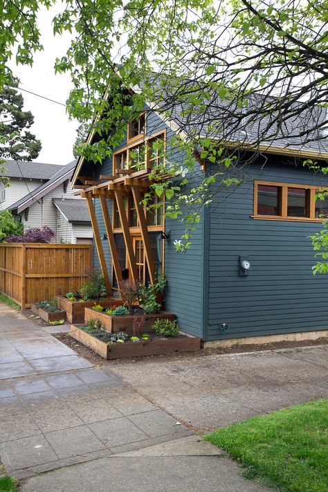 Why? Because she lives in a tiny backyard house in Portland, Ore., one of the few American cities that allows them. Tiny Backyard House, Backyard House, Pintura Exterior, Brick Exterior House, Granny Flat, Design Exterior, House Paint Exterior, Exterior Paint Colors, Exterior House Colors