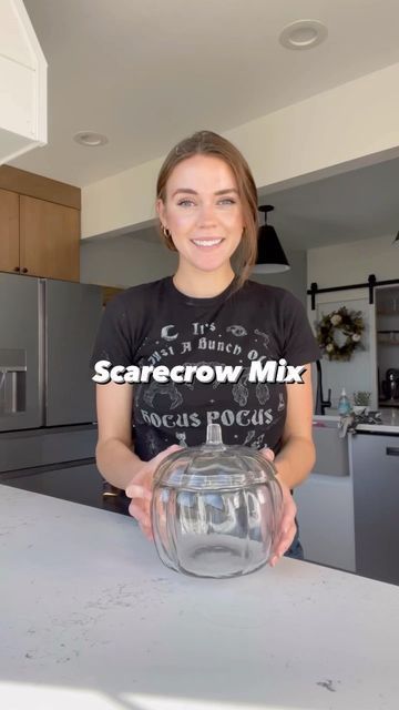 Izzy Wherry on Instagram: "🎃Scarecrow Mix🎃 The perfect fall time treat! Here is what you will need depending on the size of the container you use : - in a glass jar ( I used a pumpkin) layer 1 bag of caramel corn -1 bag of Rolos - 1 bag of pretzels -1 bag of pumpkin candies & candy corn - 1 bag of Reese’s pieces ✨My Pumpkin vase & Hocus Pocus shirt are linked in my bio!!! 👻 #easyrecipe #halloweentime #reels #tastytreats #treatsfordays #falltime #fallinspo #falltreats #halloweenideas #qui Fall Candy Jar Ideas, Pumpkin Candies, Pumpkin Candy Jar, Fall Snack Mixes, Pumpkin Vase, Hocus Pocus Shirt, Fall Candy, Fall Snacks, Caramel Corn