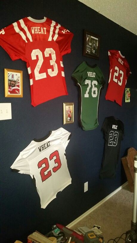 Football Jersey Display Ideas, Soccer Room, Basketball Display, Jersey Display, Framed Jersey, Makeover Bedroom, Football Wall, American Football Jersey, Aesthetic Boy