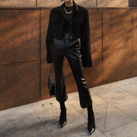 Winter Outfits 2020, Fashion Moodboard, Closet Wardrobe, Leder Outfits, Black Leather Pants, Stil Inspiration, Looks Street Style, Mode Ootd, All Black Outfit