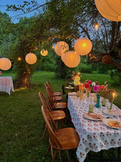 Garden Summer Party Decoration, 21st Outdoor Party Ideas, Birthday Decorations Garden Party, Outside Dinner Party Food, Easy Outdoor Birthday Decorations, 21st Birthday Decorations Outdoor, Garden Party Lighting, Summer Nights Theme Party, Birthday Dinner Outdoor