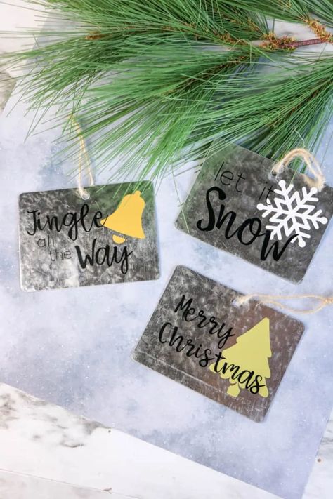 Looking for a DIY Christmas gift tags idea? Learn how to make your own gift tags that double as DIY personalized Christmas ornaments. Gift Tags With Cricut, Diy Personalized Christmas Ornaments, Diy Christmas Gift Tags, Photo Gift Tags, Christmas Goodie Bags, Christmas Gift Tags Diy, Christmas Gift Tags Personalized, Easy Diy Christmas Gifts, Christmas Mason Jars