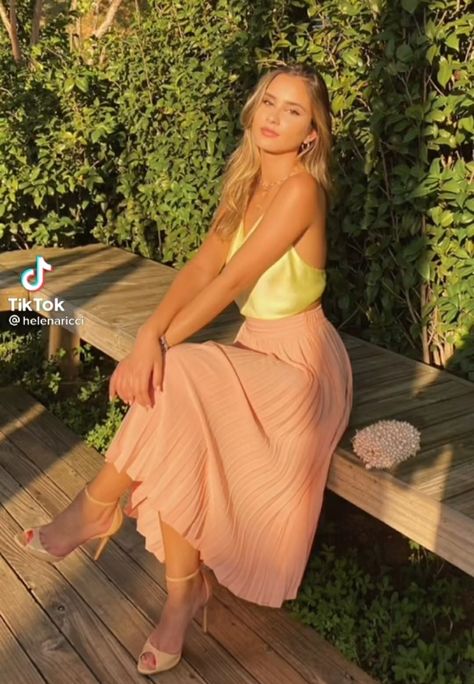 Maxi Skirt Photoshoot, Maxi Pleated Skirt Outfit, Skirt Photoshoot Poses, Skirt Photoshoot, Pleated Fashion, Tinder Profile, Pleated Skirt Outfit, Gorgeous Outfits, Pleated Long Skirt