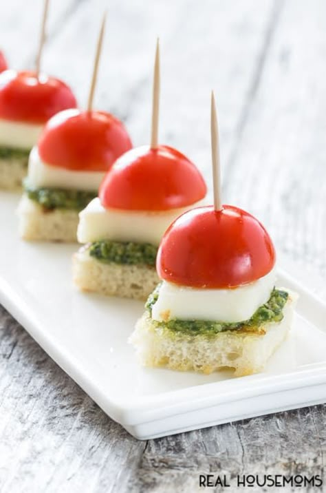 Graduation Party Appetizers, Pesto Appetizers, Baby Shower Appetizers, Shower Appetizers, Caprese Bites, Shower Food, Front Porches, Finger Food Appetizers, Snacks Für Party