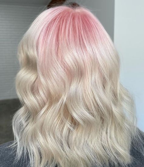 Blonde Hair With Pink Roots, Pink Roots Blonde Hair, Platinum Blonde Hair With Shadow Root, Ghost Roots Hair, Ghost Roots, Pink Roots, Root Shadow, Blonde Hair With Roots, Pink Blonde Hair