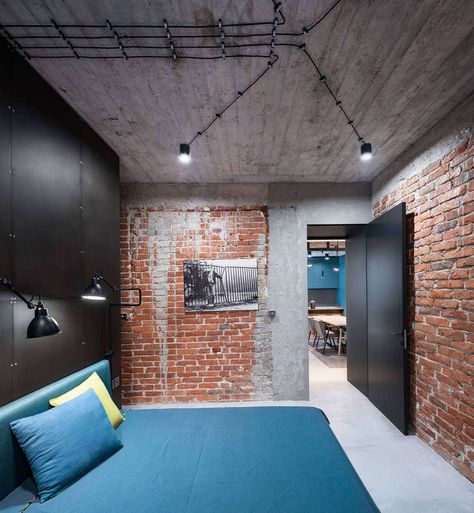 Industrial Style Apartment Industrial House Minimalist, Industrial Style Apartment, Lofts Ideas, Industrial Apartment Decor, Loft Flat, Brick Wall Living Room, Loft Style Apartment, Industrial Room, Style Apartment