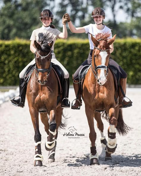 Bff Horse Pictures, Horse Friends, Country Best Friends, We Rise By Lifting Others, Pictures With Horses, Show Jumping Horses, Photos Bff, Cute Horse Pictures, Equestrian Aesthetic