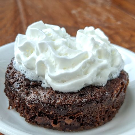 Fudgy Mug Brownie, Mug Brownie Recipe, Low Calorie Brownies, Mug Brownie Recipes, Mug Brownie, Low Cal Dessert, Muffin In A Mug, Chocolate Muffin, Brownie In A Mug