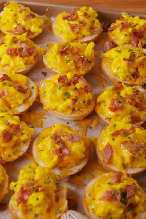 Bagel Bites Recipe, Bacon Bagel, Egg Recipes For Kids, Breakfast Bagels, Breakfast Slider, Easy Egg Recipes, Breakfast Recipe Ideas, Mini Bagels, Bagel Bites