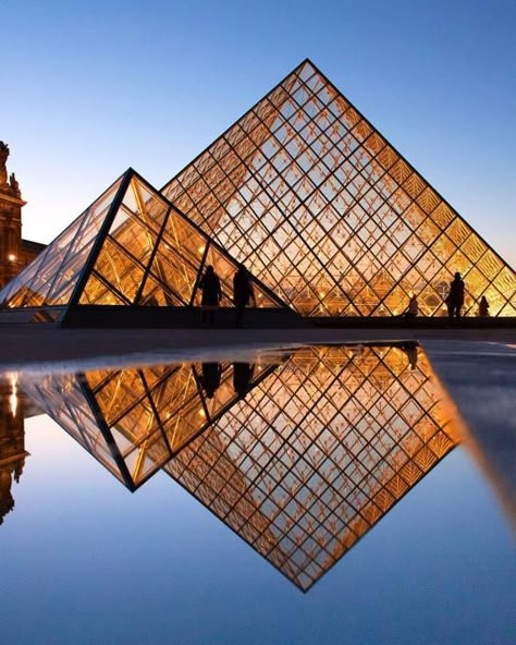 Paris Museums, Louvre Pyramid, I M Pei, Art Galleries Design, Musee Carnavalet, Mirror House, Visit France, Paris Aesthetic, Louvre Paris