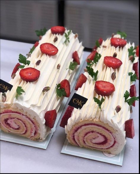 Strawberry Log Cake, Roll Cakes With Designs, Swiss Roll Cake Design Ideas, Swiss Roll Birthday Cake, Swiss Roll Design, Swiss Roll Cake Design, Cake Roll Design, Roll Cake Design, Strawberry Swiss Roll