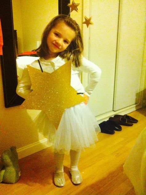 how to make star costumes - Google Search Diy Star Costume, Star Costume Diy, Star Costume For Kids, Nativity Star Costume, Nursery Rhyme Costume, Christmas Concert Ideas, Star Fancy Dress, Diy Fantasia, Nativity Star