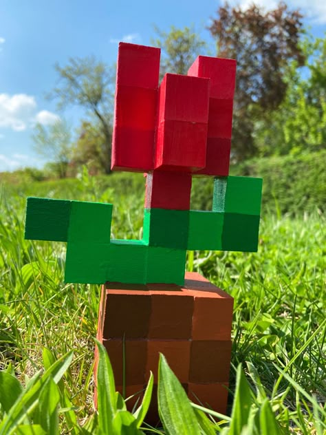 Red Minecraft tulip in real life made out of wood blocks glued together and painted with acrylic paint Wood Block Minecraft Flower, Wood Cube Crafts Minecraft, Cute Wood Crafts, Minecraft Blocks Diy, Minecraft Block Flowers Diy, Minecraft Flower Cubes, Diy Minecraft Blocks, Minecraft Rose Wooden Blocks, Minecraft Block Flower