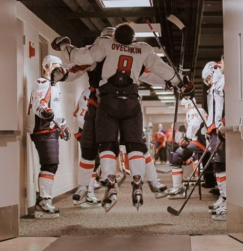 Washington Capitals Aesthetic, Evan Zanders, Windy City Series, Hockey Aesthetic, Liz Tomforde, Nhl Wallpaper, Hockey Girlfriend, Capitals Hockey, Boys Hockey