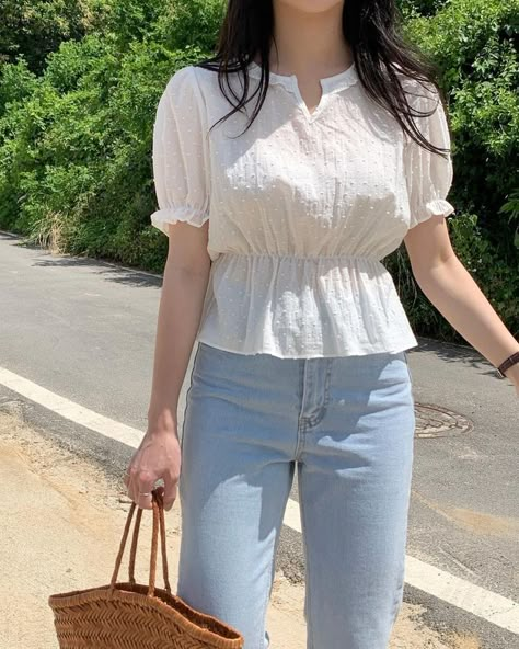 Tops For Girls Stylish On Jeans, Cute Summer Tops Modest, Westan Outfit, Trendy Jeans Top Outfit, Korean Summer Outfits Dress, Ootd For Short Girl, Korean Tops Outfits, Cute Korean Tops, Simple Trendy Outfits Summer