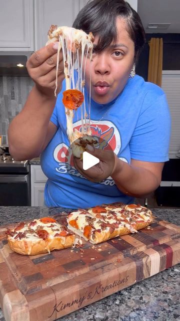 Kimberly Nichols on Instagram: "French bread pizza always gone hit!! Now imagine this but the breakfast kind!? LAWD..or even the seafood kind??? LAWDDDDD!….brb.. lol  Ingredients  French bread pizza Mozzarella cheese (FRESHLY GRATED) Marinara or pizza sauce Bacon Ground sausage  Pepperoni  Garlic and herb butter 400 degrees for 10 minutes! #kimmyskreations #frenchbreadpizza #schoollunch" Sausage French Bread Pizza, Garlic French Bread Pizza, Pizza Subs Recipe, Pizza Boats French Bread, What To Do With Baguette Bread, French Bread Pizza Oven, Pizza On French Bread, Pizza On Bread, French Bread Ideas