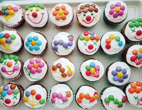 Kids Cupcakes Ideas, Muffin Decoration, Muffins Decoration, Cupcakes For Kids, Easy Cupcakes Decoration, Kids Lunch Box Meals, Cake Stall, Cake Decorating For Beginners, Kid Cupcakes