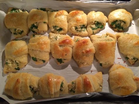 Southern Grad Student Misadventures: Spinach & Feta Crescent Rolls Spinach Feta Stuffed Crescents, Cresant Rolls, Natasha Kitchen, Spinach Rolls, Crescent Recipes, No Cook Appetizers, Spinach Feta, Crescent Roll Recipes, Potluck Dishes