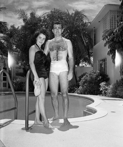 vintage celebrities at home - Liz Taylor and Fiance William Pawley at pool Young Elizabeth Taylor, Lucy Star, Vintage Celebrities, John Barrymore, Eddie Fisher, Alfred Eisenstaedt, Liz Taylor, Hollywood Studio, Mommy Dearest