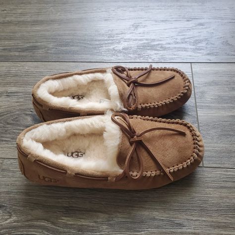 Ugg Australia Dakota Chestnut Sheepskin Moccasin Slippers 5612 Women's 5 Brand New Without Box C17 Ugg Dakota Outfit, Ugg Moccasins Outfit, Uggs Slippers, Moccasins Outfit, Cute Uggs, Uggs Moccasins, Brown Slippers, Ugg Dakota, Moccasin Slippers