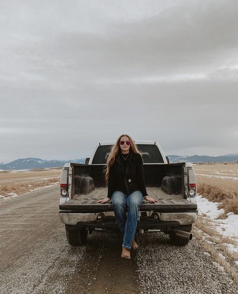 Cute Truck Pictures Photo Shoot, Cowgirl Truck Pictures, Truck Inspo Pics, Western Photoshoot Ideas With Truck, Cute Country Senior Picture Ideas, Pictures To Take With Your Truck, Posing With Truck, Country Girl Photoshoots Truck, Country Truck Photoshoot