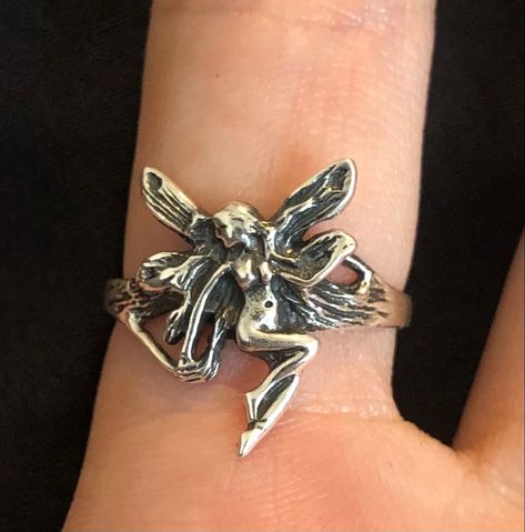 Fairy ring earth grunge silver jewellery woman wings rory gilmore alt punk rock goth aesthetic Fairy Ring Jewelry, Layered Rings Silver Grunge, Silver Goth Rings, Rings Goth Aesthetic, Alt Rings Aesthetic, Silver Alt Jewellery, Silver Grunge Rings, Jewlerie Aesthetic Grunge, Fairy Ring Aesthetic