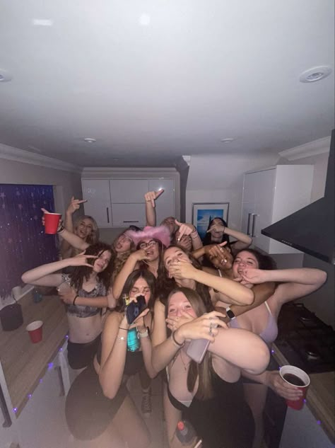 House Party Photos, Blonde Party Girl, Teen Drinking Party Aesthetic, Uk House Party, Sweet 16 House Party, College House Party Aesthetic, Party Pics Friends Night, House Party Fits, Fake Party Snaps