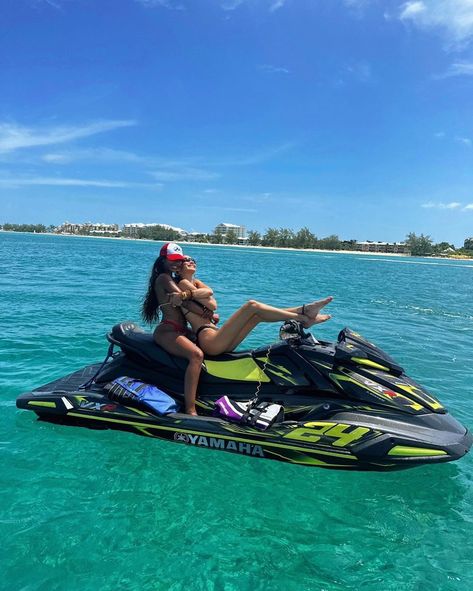 Ski Pictures With Friends, Ski Pictures Ideas, Spring Break Miami, Ski Pictures, Ski Aesthetic, Miami Girls, Summer Picture Poses, Girls Vacation, Jetski