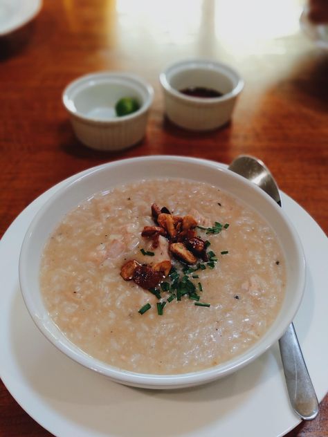 [I made] Lugaw Filipino congee topped with fried garlic Paris and calamansi juice. #food #meal #foods #healthyfood #keto Lugaw Food, Lugaw Filipino Food, Filipino Congee, Calamansi Juice, Fried Garlic, Garlic Fries, Filipino Food, Filipino Recipes, Hummus