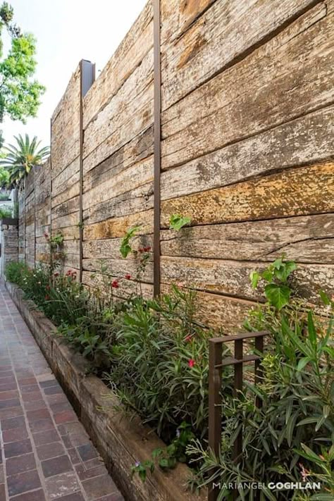 Jardín: Jardines de estilo rústico por MARIANGEL COGHLAN https://www.homify.com.mx/libros_de_ideas/4774641/21-cercos-de-madera-que-delimitaran-tu-terreno-con-estilo Privacy Fence Designs, Pallet Fence, Garden Design Layout, Walled Garden, Pallet Garden, Backyard Fences, Wooden Fence, Wood Fence, Garden Fencing