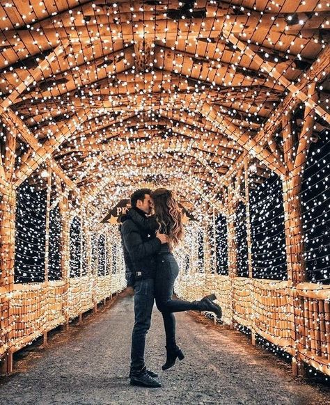 Christmas Engagement Photos, Couple Photography Winter, Cute Proposal, Christmas Couple Photos, Christmas Couple Pictures, Christmas Proposal, Dream Proposal, Proposal Pictures, Cute Engagement Photos