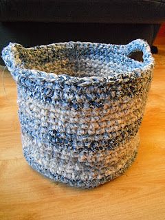 Jaydee's Ramblings: Crochet a Basket from Sheets! Fabric Crochet Ideas, Crochet A Basket, Crochet Patterns Ideas, Scrap Yarn Crochet, Crochet Rag Rug, Crochet Basket Pattern Free, Yarn Basket, Old Sheets, Crochet Storage