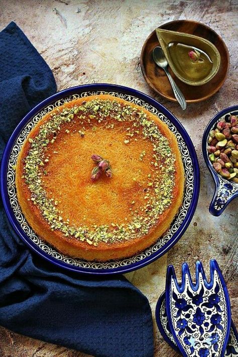 Cheese Kunafa Recipe, Kunafa Recipe, Middle Eastern Dessert, Middle Eastern Sweets, Arabic Sweets Recipes, Turkish Sweets, Dessert Mini, Arabic Dessert, Middle East Recipes