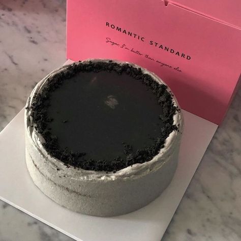 food Black Korean Cake, Birthday Cake Dark Aesthetic, Cake Birthday Korea Simple, Black Cake Aesthetic, Birthday Cake Aesthetic Black, Birth Cakes, Korea Cake, Cake Designs For Boy, Small Birthday Cakes