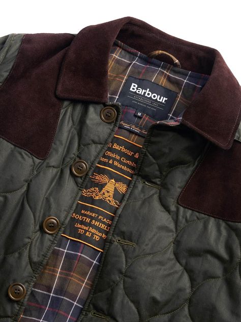 Barbour jacket made in collaboration with Japanese designer TO KI TO, combines design with functionality. Inspired by the Barbour Liddesdale quilted jacket, it is consciously designed with the outdoors in mind and lined with thermal wadding to help retain heat.
 - Onion quilting
 - Corozo Buttons
 - Suede collar
 - U-shaped bottom pockets
 - Exterior: 100% cotton (waxed)
 - Interior: 100% cotton
 - Sleeve lining: 100% polyester
 - Finishing: 100% leather
 - Padding: 100% polyester
 - Do not wash Barbour Liddesdale, Sports Quilts, Trench Vest, Waxed Jacket, Sweater Socks, Barbour Mens, Barbour Jacket, School Accessories, Vest Shirt