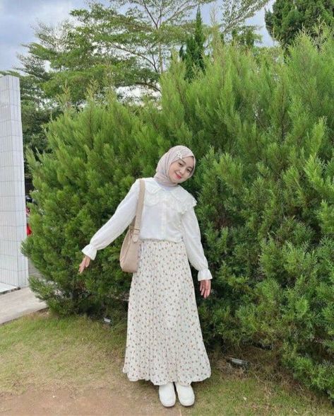 Flower Skirt Outfit, Kulot Pants Outfit Hijab, Kulot Pants Outfit, Summer Hijab Outfits, Ootd Ngampus, Flora Skirt, Floral Skirt Outfits, Span Skirt, Skirts Style