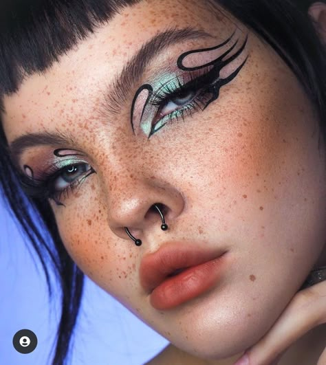 Flowy Makeup, Goth Rave Makeup, Dark Rave Makeup, Abstract Eyeshadow, School Makeup Aesthetic, Cute School Makeup, Artsy Eyeliner, Спонж Beauty Blender, Makeup Soft Glam