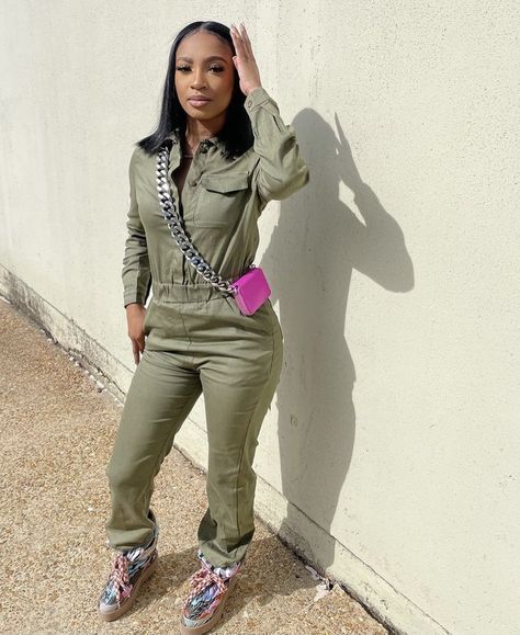 Utility Jumpsuit Outfit Winter, Jumpsuit With Crocs, Utility Jumpsuit Outfit Street Style, Classic Cozzzy Sandal, Utility Jumpsuit Outfit, Jumpsuit Outfit Black, Utility Denim Button-up Jumpsuits And Rompers, Buisness Outfits, Fitted Utility Button-up Jumpsuits And Rompers