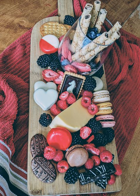 Charcuterie Board Macaron, Macaroon Charcuterie Board, Desert Charcuterie, Desert Charcuterie Board, Macaroons Chocolate, Chocolate Cheese, Board Ideas, Macaroons, Charcuterie Board