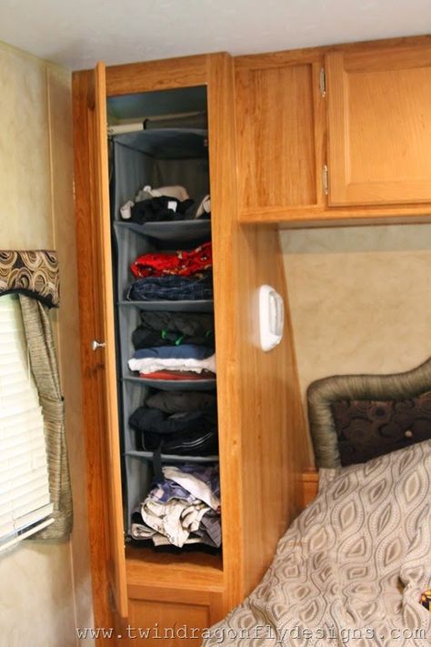 Rangement Caravaning, Camper Storage Ideas Travel Trailers, Camper Organization Travel Trailers, Rv Storage Solutions, Travel Trailer Organization, Trailer Organization, Trailer Storage, Camper Organization, Camping Diy