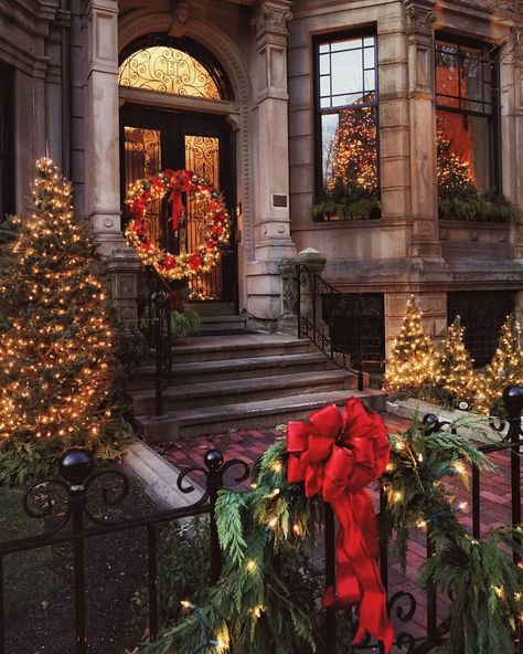 Brownstone Christmas, Boston Christmas, Nyc Brownstone, Christmas In The City, Traditional Colonial, Christmas Decorations For Kids, Night Couple, Colonial Christmas, Fun Christmas Decorations