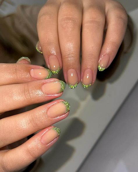 Learnah Starbuck | Ad Tinsel tips 🎄✨ Swipe for a flashy surprise 😍 @the_gelbottle_inc Bare stone Proform extensions Canary & Very flashing pigments mixed… | Instagram Nails, Stone, Instagram