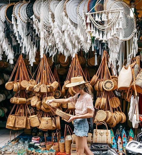 Shopping in Local art market is a must things to do when you're in Bali! ❤️✨ . The Ubud Art Market, referred to by locals as ‘Pasar Seni… Bali Concept, Ubud Art Market, Bali Destinations, Ubud Market, Bali Outfits, Dreamcatcher Ideas, Market Photo, Bali Shopping, Bali Baby