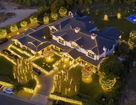 Kim Kardashian and Kylie Jenner's Christmas lights have lit up the whole neighbourhood - see photos | HELLO! Kylie Jenner House, Calabasas Homes, Kardashian Home, Jenner House, Beverly Hills Houses, Famous Houses, Mega Mansions, Luxury Homes Dream Houses, Building A New Home