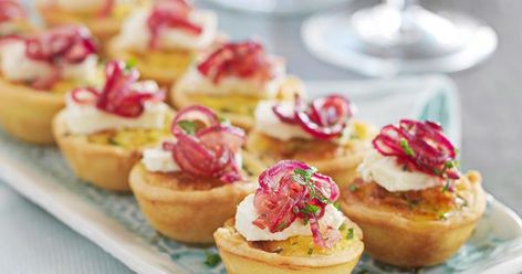 Zucchini, feta and red onion tartlets Food Starters, Onion Tartlets, Tapas Ideas, Catering Inspiration, Savoury Bites, Food Savoury, Savoury Muffins, Baked Recipe, Tartlets Recipe