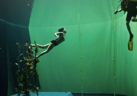 Green Screen Production still Sandra Bullock "GRAVITY" Underwater Movie, Gravity Movie, Gravity 2013, Movie Behind The Scenes, Acting Auditions, Pop Culture Art, Chroma Key, Sandra Bullock, George Clooney