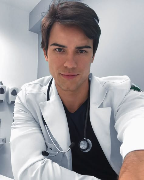 𝐃𝐫. 𝐆𝐚𝐛𝐫𝐢𝐞𝐥 𝐏𝐫𝐚𝐝𝐨 on Instagram: “👋🏼 😊💙🏥 Boa Noite! :)” Doctor Husband, Cleft Chin, Baby Doctor, Shopping Pictures, Boys Photoshoot, Men's Business Outfits, Male Doctor, Doctor Outfit, Dr Mike