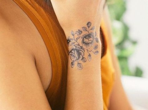 Rosen Handgelenk Tattoo Inspirational Wrist Tattoos, Bracelet Tattoo For Man, Inner Wrist Tattoos, Wrist Bracelet Tattoo, Meaningful Wrist Tattoos, Unique Tattoos For Women, Cute Tattoos On Wrist, Flower Wrist Tattoos, Best Tattoos For Women