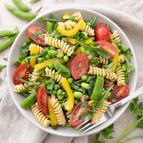 Albertsons - Edamame Pasta Salad with Mixed Peas, Bell Pepper, Tomato & Arugula Edamame Pasta, Edamame Recipes, Pepper Pasta, Rotini Pasta, Yummy Salad Recipes, Grape Tomatoes, 30 Minute Meals, Frozen Peas, Edamame