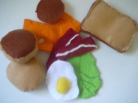 felt food items Felt French Fries, Felt Croissant, Felt Bacon, Felt Bread, Diy Felt Food, Realistic Play Food, Felt Food Diy, Felt Cake, Fun Projects For Kids